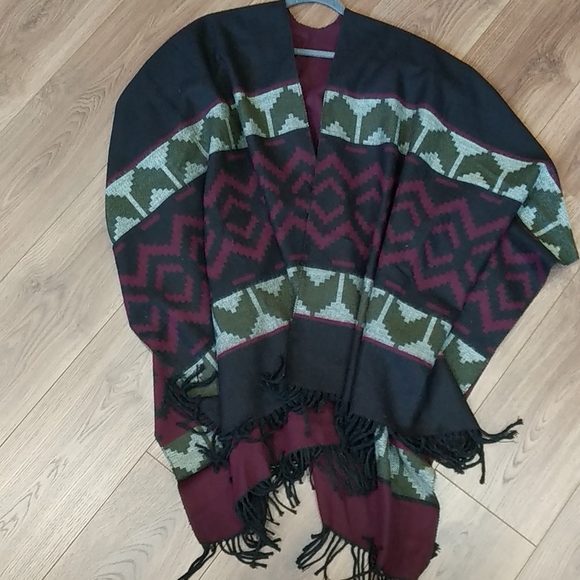 Reversible Shawl / Poncho - Picture 1 of 7